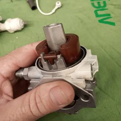 Outboard Engine Over-Fueling: Diagnose & Fix Carburetor Issues & Fuel Line Problems