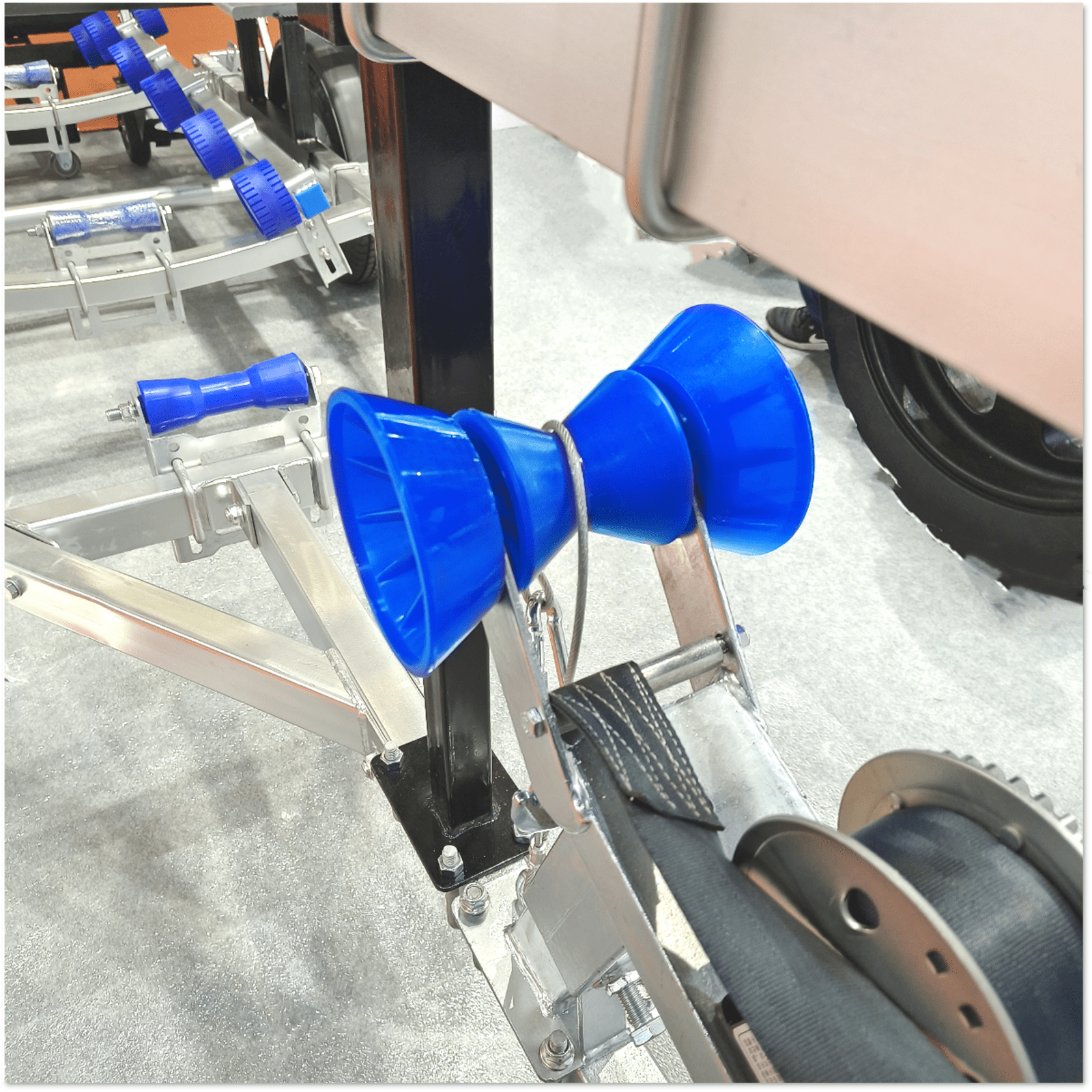 red polyurethane boat trailer roller with 1/2 inch shaft